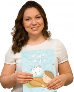 Tamara Krajnčan drži knjigo v roki